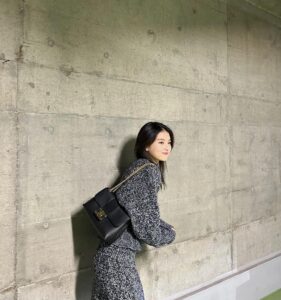 Natsuki Deguchi Instagram - 🖤🖤 やっぱり黒とゴールドってかわいいなあ〜 #SUPPORTEDBYCELINE #CELINEVICTOIRE #CELINEBYHEDISLIMANE #PR