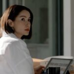 Nattapat Nimjirawat Instagram - ไม่อยากให้ค้างคากันข้ามปี ขอส่งของขวัญปีใหม่สำหรับแฟนๆ #เกมรักทรยศ 🎉 มาเฉลยกันให้ชัดๆ แล้วนะ ใครกันแน่ที่กดกริ่งหน้าบ้านหมอเจนตอนจบ 😉 . #เกมรักทรยศ ดูย้อนหลังได้ที่ #3Plus >> ch3plus.com/drama/1505 #ดูทีวีกด33 #ดูมือถือกด3Plus