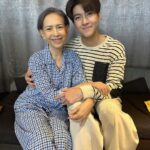 Nattapat Nimjirawat Instagram - เจอแต่บทครอบครัวมีปัญหา เรื่องนี้ก้อเช่นกันจะเป็นปัญหาหรือปมอะไร ติดตามนะคร๊าบ.. ดีใจที่ได้ร่วมงานกับพี่อ๊อฟ น้องบีบี อีกครั้งนะคร๊าบ @actart_gen @bewachi 🙏🏻🙏🏻🙏🏻 ขอบคุณแม่ตุ๊ก และพี่ป๊อกที่เอ็นดูแม็คนะคร๊าบ @justme_fullmoon @pockjasmine 🙏🏻🙏🏻❤️❤️ ถึงเวลา “ตีแผ่” ทุก ความรัก และ ความลับ ‘เปลือกรักปมลวง Hangout’ ดูได้แล้ววันนี้ ทาง MONOMAX ที่เดียวเท่านั้น #เปลือกรักปมลวง #โดม #HangoutSeries #MonoOriginal #MONOMAX