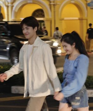 Nattapat Nimjirawat Instagram - คืนนี้รอชมพัชร์กับนานา พาเที่ยวเมืองภูเก็ตนะคร๊าบ
#เกมรักทรยศep13
.
#เกมรักทรยศ #TheBetrayal
วันพุธ-พฤหัสบดี เวลา 20.30 น.
#ดูทีวีกด33 #ดูมือถือกด3Plus
ไลฟ์สดคลิก: bit.ly/3XMAqQv

#JUVE9 #พัชร์ #นานา #mild_mac #mildmac #แม็คณัฐพัชร์ #อันดากุลฑีรา