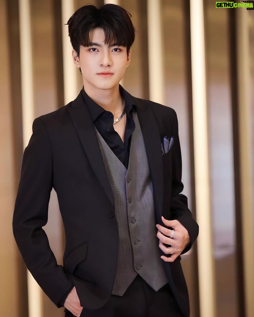 Nattapat Nimjirawat Instagram - มาในลุคเท่ๆ บ้างง @nattapatmac #addictedherointheseries #herointheseriesรักเสพติด 🥼 @verasalonstudio 💄💇🏼♂️ @peakmakeup8