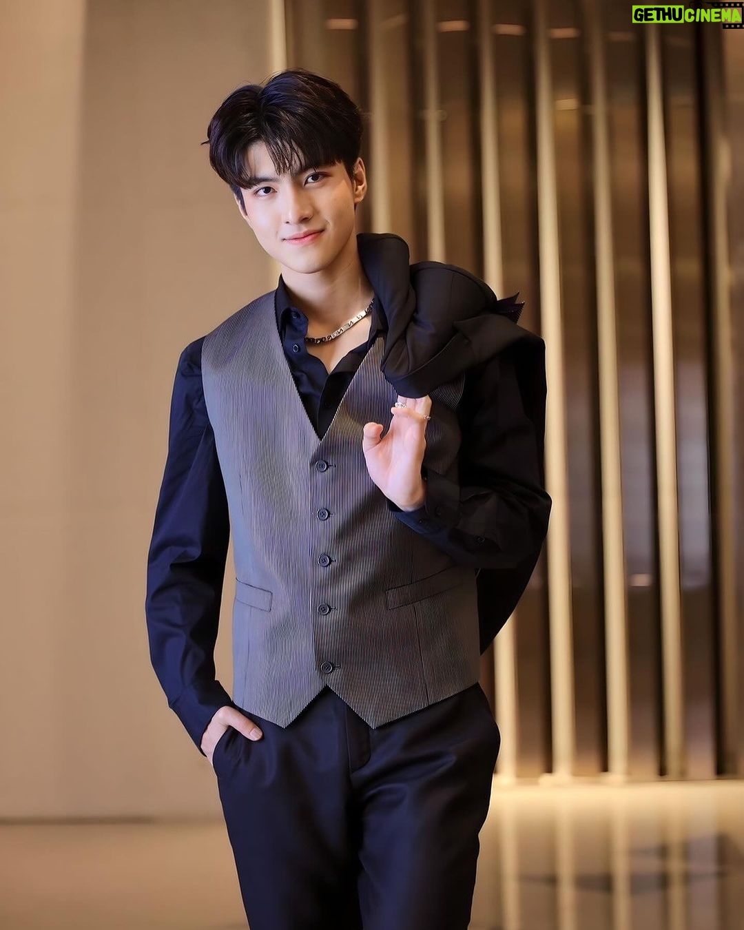 Nattapat Nimjirawat Instagram - มาในลุคเท่ๆ บ้างง @nattapatmac #addictedherointheseries #herointheseriesรักเสพติด 🥼 @verasalonstudio 💄💇🏼♂️ @peakmakeup8