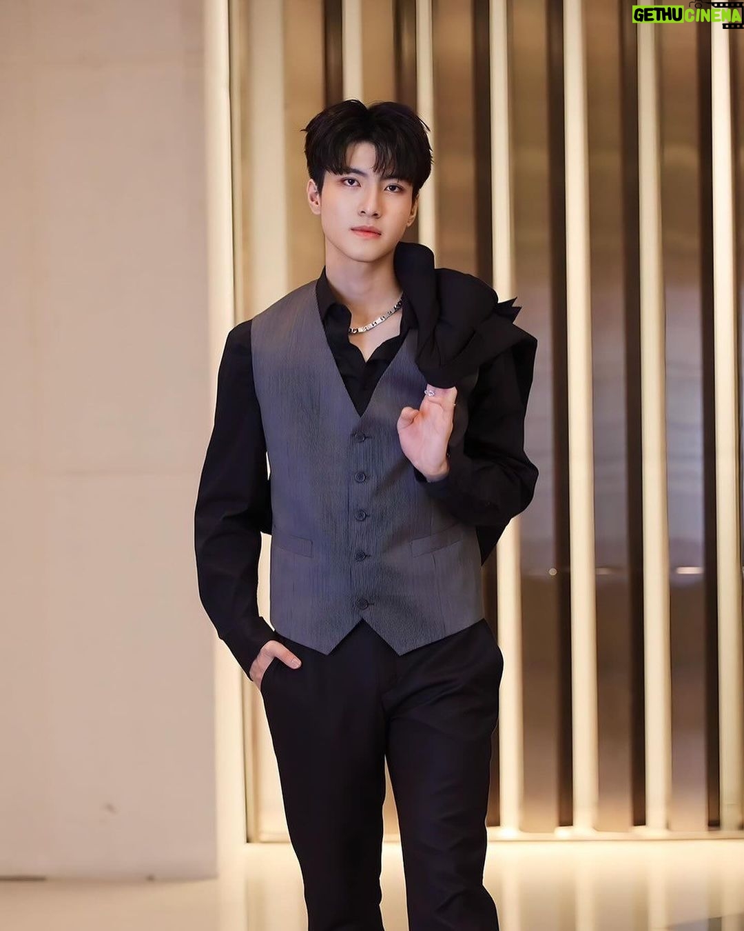 Nattapat Nimjirawat Instagram - มาในลุคเท่ๆ บ้างง @nattapatmac #addictedherointheseries #herointheseriesรักเสพติด 🥼 @verasalonstudio 💄💇🏼♂️ @peakmakeup8