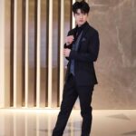 Nattapat Nimjirawat Instagram - มาในลุคเท่ๆ บ้างง @nattapatmac #addictedherointheseries #herointheseriesรักเสพติด 🥼 @verasalonstudio 💄💇🏼‍♂️ @peakmakeup8
