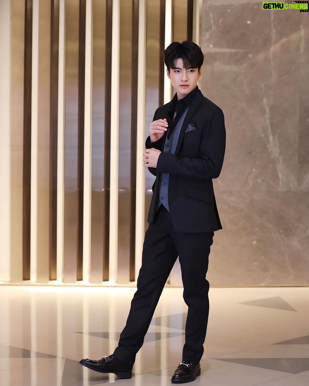 Nattapat Nimjirawat Instagram - มาในลุคเท่ๆ บ้างง @nattapatmac #addictedherointheseries #herointheseriesรักเสพติด 🥼 @verasalonstudio 💄💇🏼♂️ @peakmakeup8