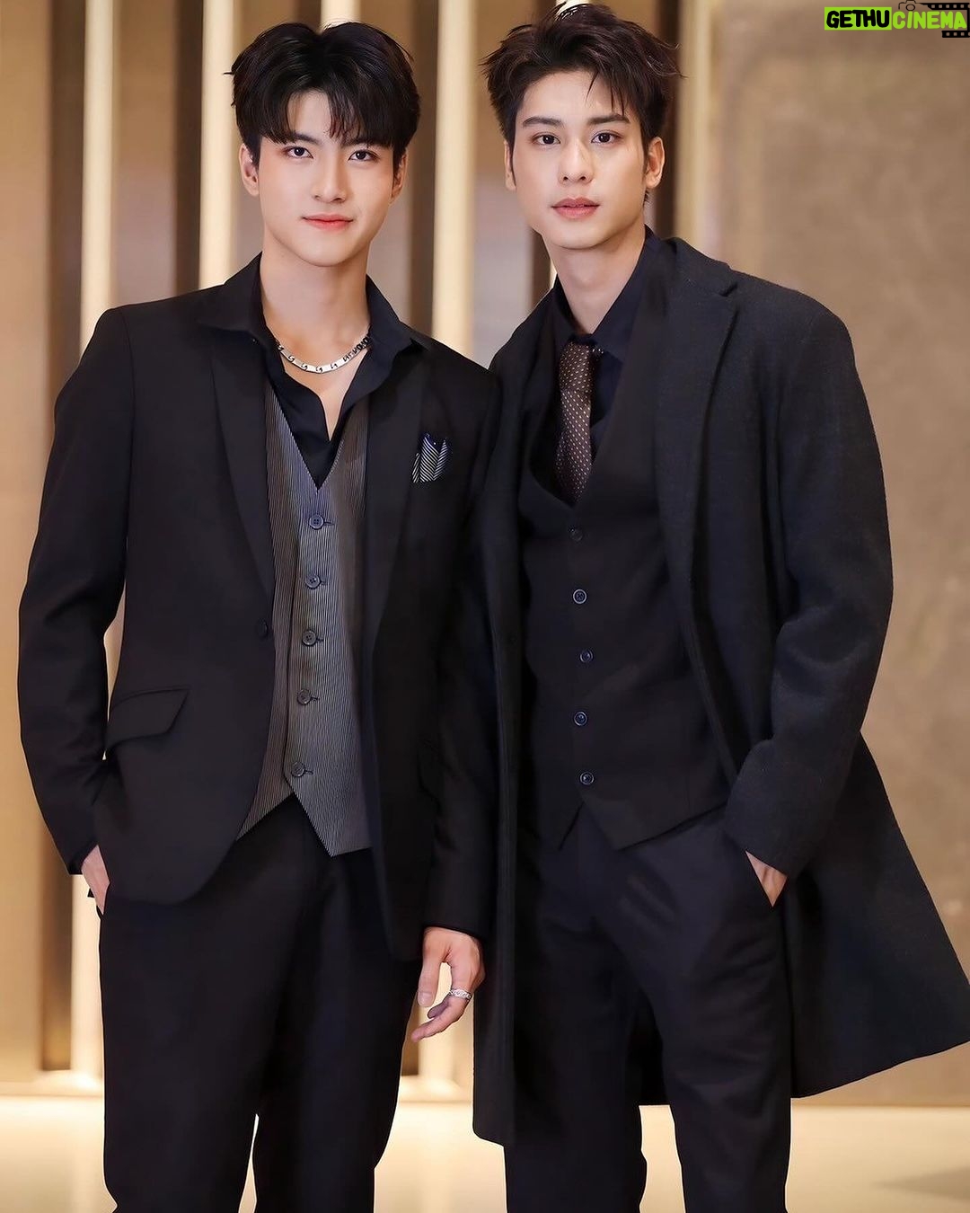 Nattapat Nimjirawat Instagram - แคปชั่นอะไรดี ช่วยคิดหน่อย 👬 @nattapatmac @aaugust007 #addictedherointheseries #herointheseriesรักเสพติด 🥼 @verasalonstudio 💄💇🏼♂️ @peakmakeup8