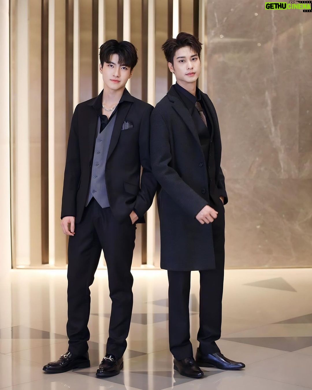 Nattapat Nimjirawat Instagram - แคปชั่นอะไรดี ช่วยคิดหน่อย 👬 @nattapatmac @aaugust007 #addictedherointheseries #herointheseriesรักเสพติด 🥼 @verasalonstudio 💄💇🏼♂️ @peakmakeup8