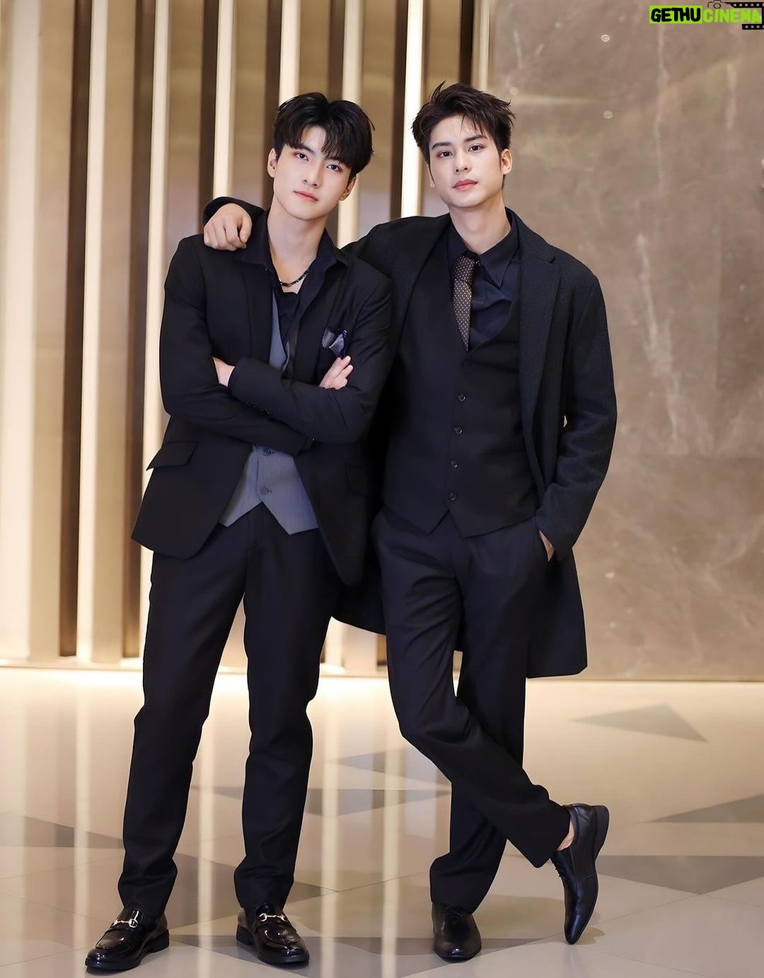 Nattapat Nimjirawat Instagram - แคปชั่นอะไรดี ช่วยคิดหน่อย 👬 @nattapatmac @aaugust007 #addictedherointheseries #herointheseriesรักเสพติด 🥼 @verasalonstudio 💄💇🏼♂️ @peakmakeup8