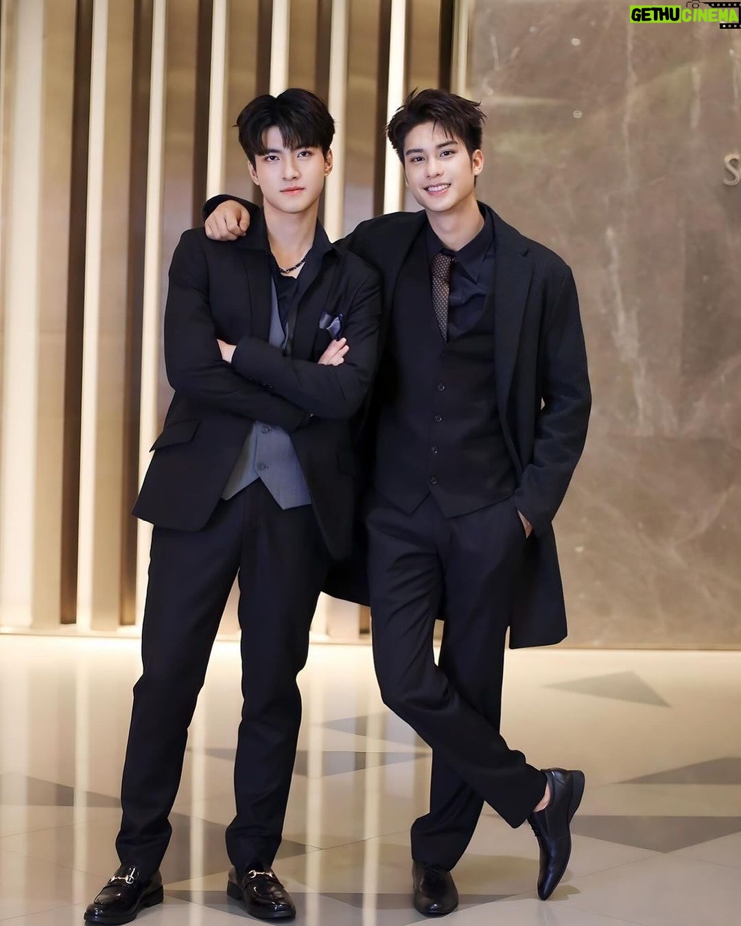 Nattapat Nimjirawat Instagram - แคปชั่นอะไรดี ช่วยคิดหน่อย 👬 @nattapatmac @aaugust007 #addictedherointheseries #herointheseriesรักเสพติด 🥼 @verasalonstudio 💄💇🏼♂️ @peakmakeup8