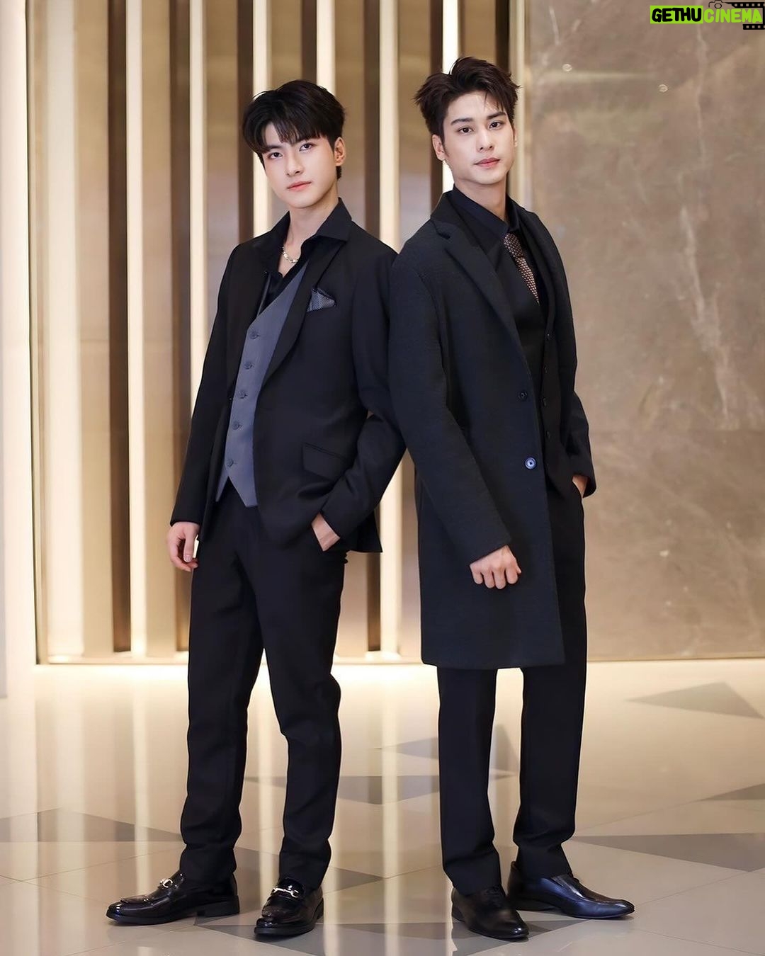 Nattapat Nimjirawat Instagram - แคปชั่นอะไรดี ช่วยคิดหน่อย 👬 @nattapatmac @aaugust007 #addictedherointheseries #herointheseriesรักเสพติด 🥼 @verasalonstudio 💄💇🏼♂️ @peakmakeup8