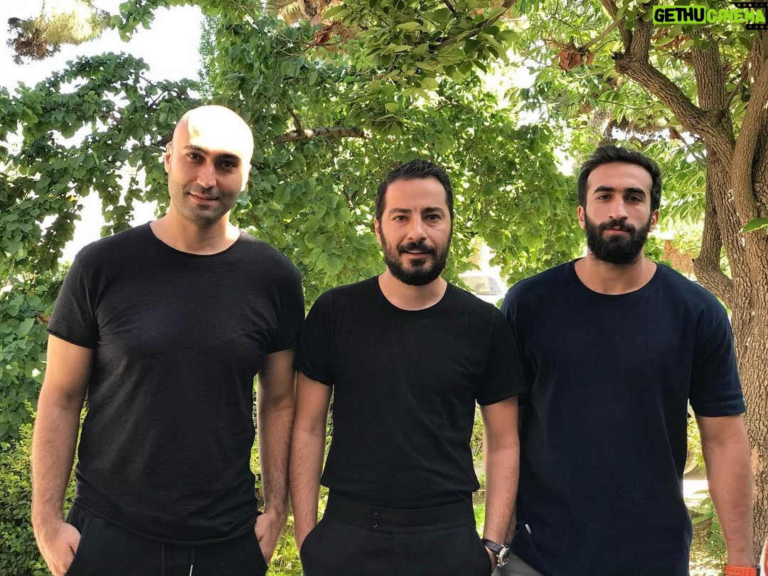 Navid Mohammadzadeh Instagram - 🐸 اشکان حسن پور - شهروز دلافکار در قورباغه درخشیدن @frog_series @houman_seyedi @shahroozdelafkar @ashkan_hasanpour #navidmohammadzadeh
