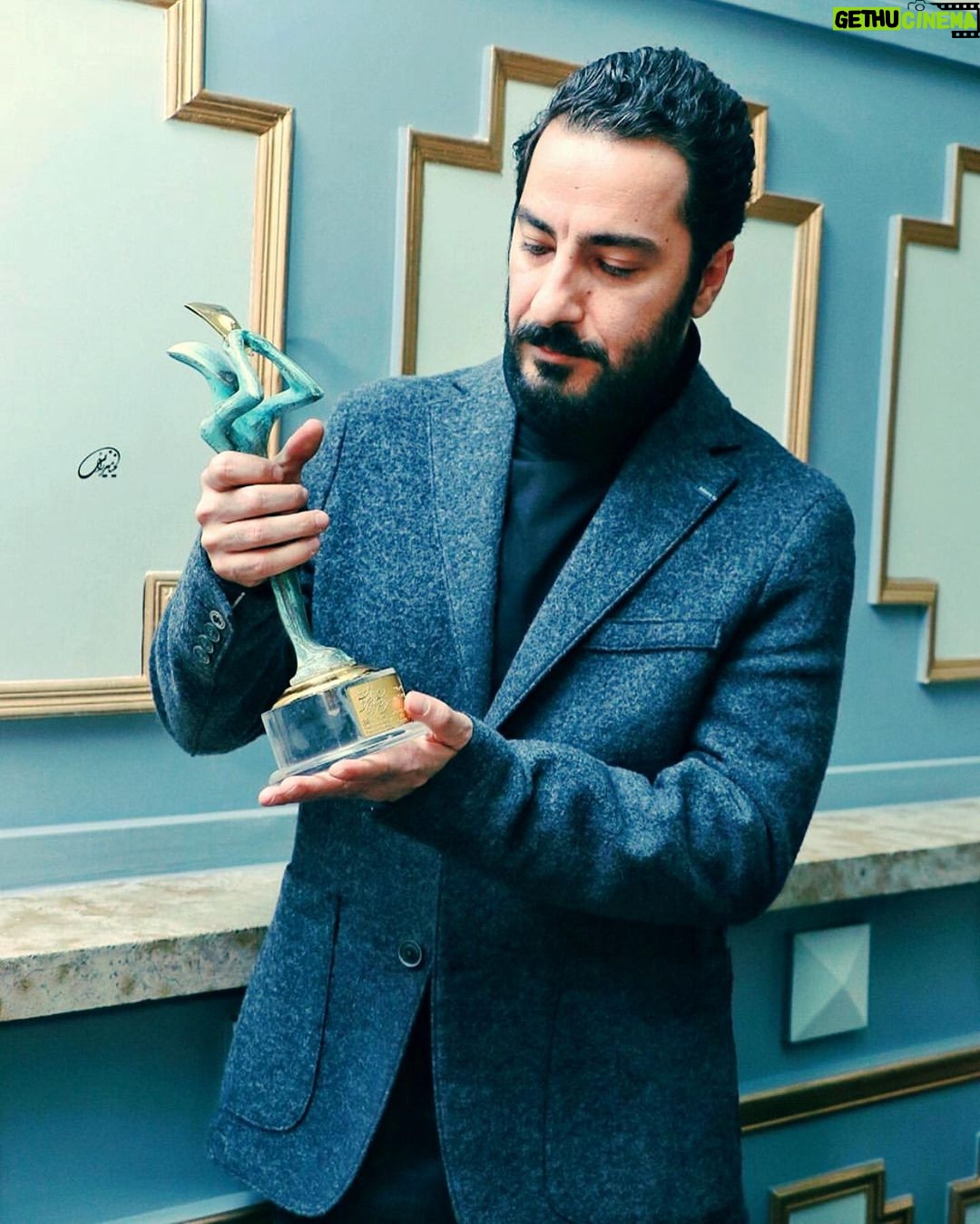 Navid Mohammadzadeh Instagram - 🎭 تندیسی که بعد از ۱۷سال از خونه خودت،تئاتر بگیری یه چی دیگهست. خوشحالم از این هیئت داوران جایزه گرفتم،دکتر دلخواه،کیومرث مرادی،رضا مهدیزاده نادر برهانی مرند مرسی خوشحالم برای نمایش بیگانه در خانه این جایزهرو گرفتم برای کار مساوات خوشحالم با امیر جدیدی داداشم مشترک گرفتم سامان خلیلیان مرسی از اینکه اولین بار منرو دیدن تئاتر بردی و منو عاشق بازیگری کردی آموزشگاه هفت هنر من هنرجوی شمام ماکتا قاسملو،مسعود ساکتاُف برای من مدیران خوبی بودین خوشحالم شاگرد،محمد یعقوبی،مهتاب نصیرپور،امیر قنبری،نوید فرحمرزی و علی سلیمانی بودم آتیلا پسیانی مرسی از اینکه به من یاد دادی لذت ببرم از بازیگری امید تو فقط داداش من نبودی،تو بهترین حامی من بودی و هستی جایزه تقدیم به خانواده دوم خودم گروه تئاتر تازه،یوسف،اشکان،هوتن،آرمان 📷 @minaaa.mirzaie #navidmohamadzadeh @mosavat14 @tazeh_theater @masouddelkhah @kiomarsmoradi @naderborhanimarand @amirjadidi @saman_khalilian1 @hafthonarkaraj @yousefbapiri @ashkankheilnejad @hootanshakiba @arman.koochaki @yaghoubee @mahtab.nasirpour @ghanbaripsy @navidfarahmarzi.art @alisoleymani_soheilajavadi @masoud_saketof @makta.ghasemlou #رضا_مهدی_زاده @attilapessyani @omidmohamadzadeh.1