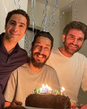 Navid Mohammadzadeh Instagram - 🎂
اولین باری که ما دوتا 
قدمون از بهرام بلندتره
بهرام تولدت مبارک
رفاقتی ماندگار همچون یک خانواده ❤️
@bahramafshariofficial 
@hootanshakiba 
#friends