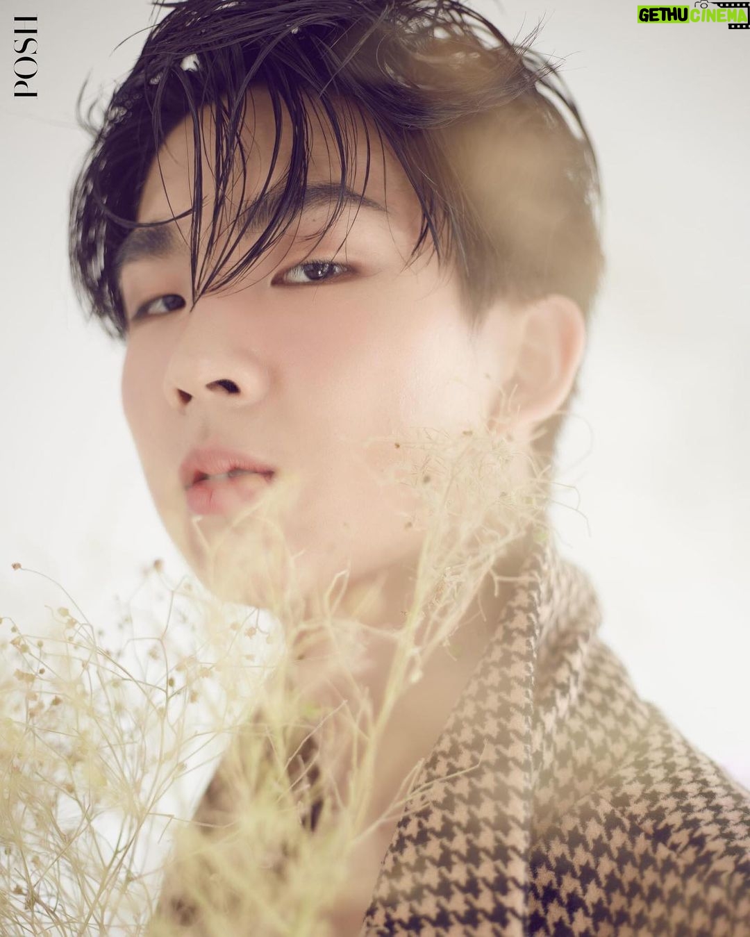 Nawapat Thannamongkolsawat Instagram - Cover Interview – Newyear Jur @poshmagazinethailand “นิวเยียร์-เจ๋อ” ย้อนความจำและทวนความประทับใจใน ‘Hit Bite Love The Series’ รักชอบเจ็บ ความน่าสนใจมันอยู่ที่ ‘Hit Bite Love The Series’ รักชอบเจ็บ ในความรู้สึกของผู้ชมยังคงเต็มเปี่ยมไปด้วยพลังของวัยรุ่นและยังคงเป็นที่พูดถึงทุกวันนี้ กับการแสดงที่ตกแฟนคลับได้อยู่หมัด ด้วยคู่แสดงนำที่เข้าขากันได้เป็นอย่างดีกับ ‘เจ๋อ-วศิน ไตรประคอง @jurkung ’ ในบท ‘เบอร์เกอร์’ และ ‘นิวเยียร์-นวพรรษ ธนมงคลสวัสดิ์ @newyear_nwp ’ ในบท ‘คิง’ Posh Magazine Thailand เลยขอคว้าตัวทั้งคู่มาถ่ายเซ็ตแฟชั่นให้จึ้งใจ และสัมภาษณ์ความรู้สึกของพวกเขาลึกๆ ข้างในว่า ซีรีส์วายเรื่องแรกกับพาร์ทเนอร์ทางการแสดงคนนี้เป็นอย่างไรบ้างในสายตาของทั้งคู่ อ่านสัมภาษณ์ได้ที่ https://poshmagazinethailand.com/cover-interview-newyear-jur/ ------------------------------ Creative Director / Photographer : Termsit Siriphanich @termsit Clothes : @narciss.official Makeup & Hair : @eddiethailand Editor in Chief : Austin Thein Interview: Yutthachai Sawangsamutchai @Youthtumz Location: @studio_vjthailand #NewyearJurXPOSH #newyearnawapat #newyearnwp #jurvasin #jurkung #รักชอบเจ็บ #hitbitelovetheseries #jinloe