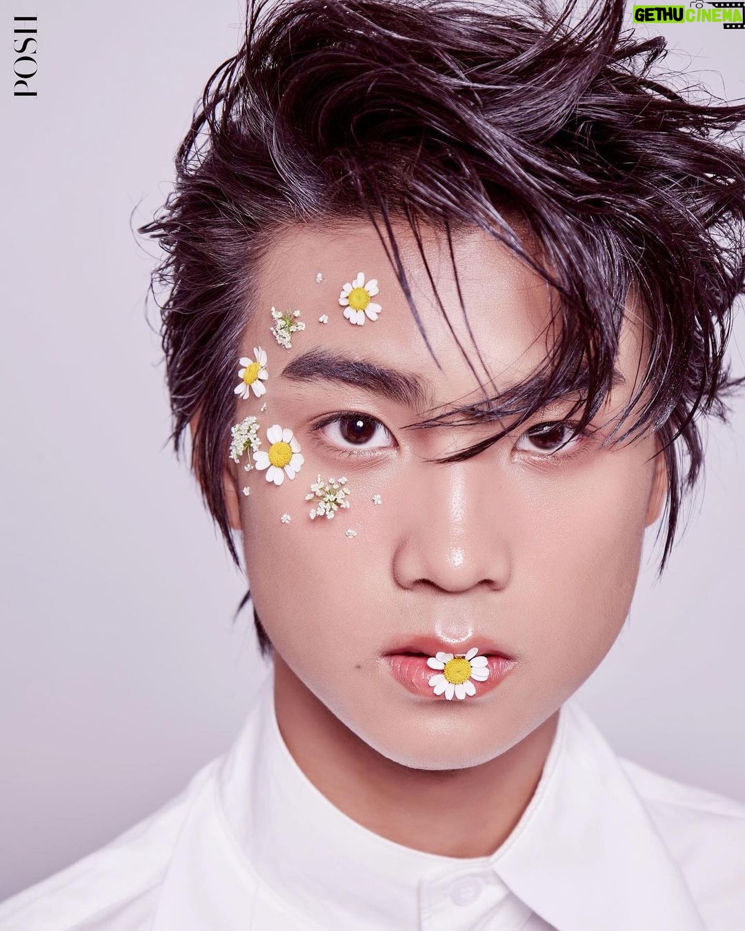 Nawapat Thannamongkolsawat Instagram - Cover Interview – Newyear Jur @poshmagazinethailand “นิวเยียร์-เจ๋อ” ย้อนความจำและทวนความประทับใจใน ‘Hit Bite Love The Series’ รักชอบเจ็บ ความน่าสนใจมันอยู่ที่ ‘Hit Bite Love The Series’ รักชอบเจ็บ ในความรู้สึกของผู้ชมยังคงเต็มเปี่ยมไปด้วยพลังของวัยรุ่นและยังคงเป็นที่พูดถึงทุกวันนี้ กับการแสดงที่ตกแฟนคลับได้อยู่หมัด ด้วยคู่แสดงนำที่เข้าขากันได้เป็นอย่างดีกับ ‘เจ๋อ-วศิน ไตรประคอง @jurkung ’ ในบท ‘เบอร์เกอร์’ และ ‘นิวเยียร์-นวพรรษ ธนมงคลสวัสดิ์ @newyear_nwp ’ ในบท ‘คิง’ Posh Magazine Thailand เลยขอคว้าตัวทั้งคู่มาถ่ายเซ็ตแฟชั่นให้จึ้งใจ และสัมภาษณ์ความรู้สึกของพวกเขาลึกๆ ข้างในว่า ซีรีส์วายเรื่องแรกกับพาร์ทเนอร์ทางการแสดงคนนี้เป็นอย่างไรบ้างในสายตาของทั้งคู่ อ่านสัมภาษณ์ได้ที่ https://poshmagazinethailand.com/cover-interview-newyear-jur/ ------------------------------ Creative Director / Photographer : Termsit Siriphanich @termsit Clothes : @narciss.official Makeup & Hair : @eddiethailand Editor in Chief : Austin Thein Interview: Yutthachai Sawangsamutchai @Youthtumz Location: @studio_vjthailand #NewyearJurXPOSH #newyearnawapat #newyearnwp #jurvasin #jurkung #รักชอบเจ็บ #hitbitelovetheseries #jinloe