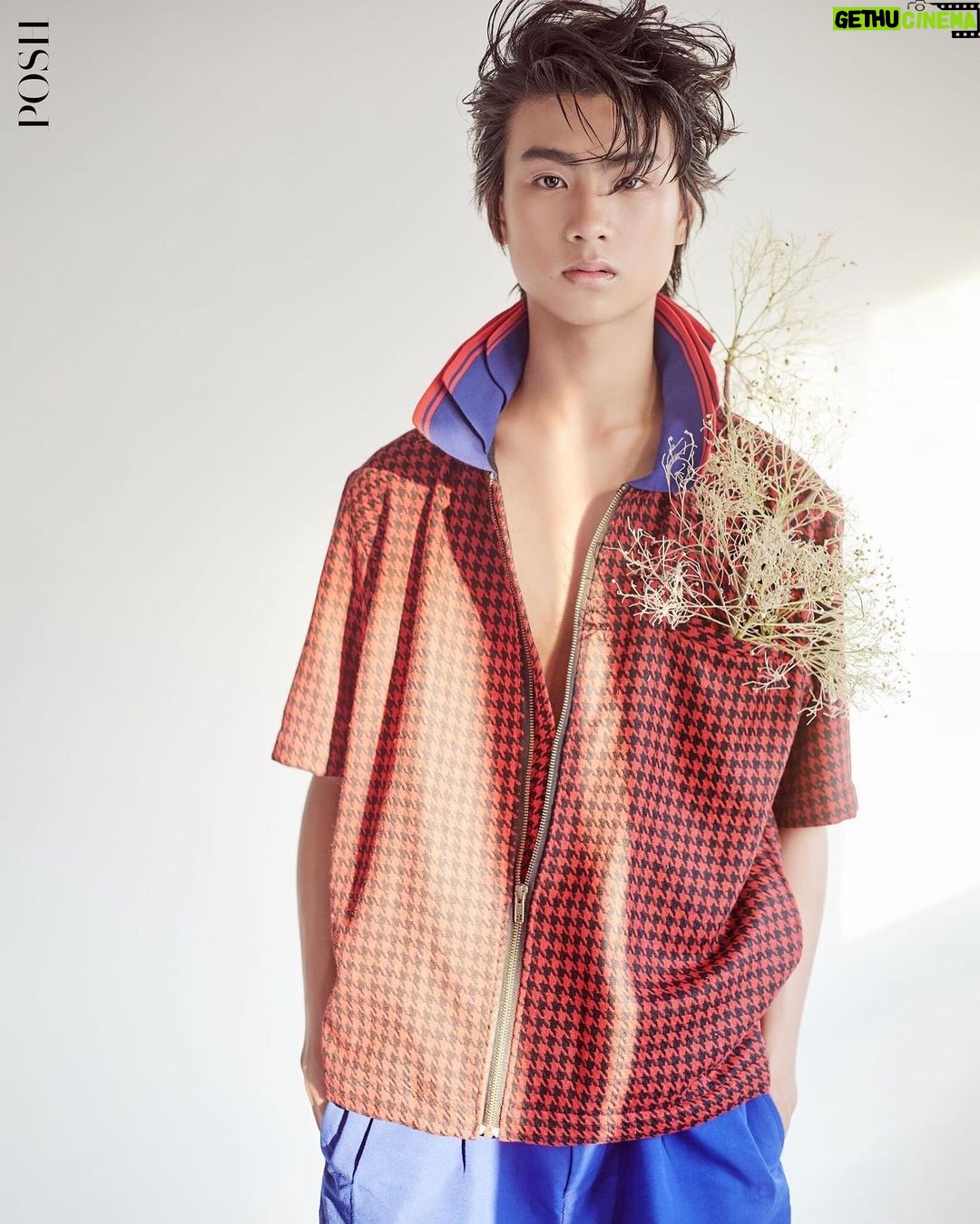 Nawapat Thannamongkolsawat Instagram - Cover Interview – Newyear Jur @poshmagazinethailand “นิวเยียร์-เจ๋อ” ย้อนความจำและทวนความประทับใจใน ‘Hit Bite Love The Series’ รักชอบเจ็บ ความน่าสนใจมันอยู่ที่ ‘Hit Bite Love The Series’ รักชอบเจ็บ ในความรู้สึกของผู้ชมยังคงเต็มเปี่ยมไปด้วยพลังของวัยรุ่นและยังคงเป็นที่พูดถึงทุกวันนี้ กับการแสดงที่ตกแฟนคลับได้อยู่หมัด ด้วยคู่แสดงนำที่เข้าขากันได้เป็นอย่างดีกับ ‘เจ๋อ-วศิน ไตรประคอง @jurkung ’ ในบท ‘เบอร์เกอร์’ และ ‘นิวเยียร์-นวพรรษ ธนมงคลสวัสดิ์ @newyear_nwp ’ ในบท ‘คิง’ Posh Magazine Thailand เลยขอคว้าตัวทั้งคู่มาถ่ายเซ็ตแฟชั่นให้จึ้งใจ และสัมภาษณ์ความรู้สึกของพวกเขาลึกๆ ข้างในว่า ซีรีส์วายเรื่องแรกกับพาร์ทเนอร์ทางการแสดงคนนี้เป็นอย่างไรบ้างในสายตาของทั้งคู่ อ่านสัมภาษณ์ได้ที่ https://poshmagazinethailand.com/cover-interview-newyear-jur/ ------------------------------ Creative Director / Photographer : Termsit Siriphanich @termsit Clothes : @narciss.official Makeup & Hair : @eddiethailand Editor in Chief : Austin Thein Interview: Yutthachai Sawangsamutchai @Youthtumz Location: @studio_vjthailand #NewyearJurXPOSH #newyearnawapat #newyearnwp #jurvasin #jurkung #รักชอบเจ็บ #hitbitelovetheseries #jinloe