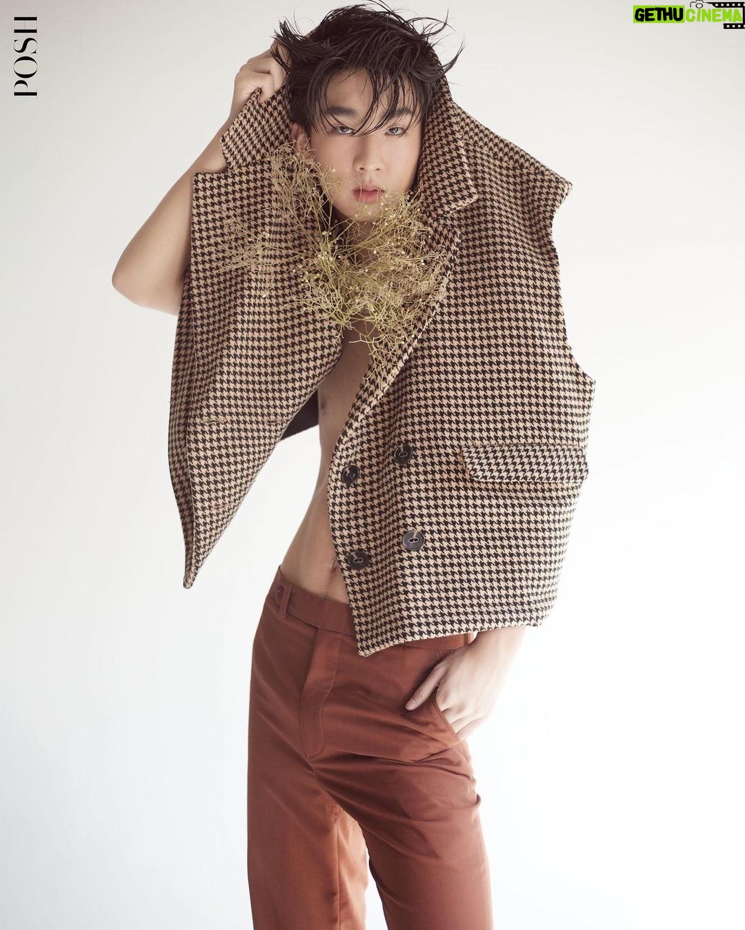 Nawapat Thannamongkolsawat Instagram - Cover Interview – Newyear Jur @poshmagazinethailand “นิวเยียร์-เจ๋อ” ย้อนความจำและทวนความประทับใจใน ‘Hit Bite Love The Series’ รักชอบเจ็บ ความน่าสนใจมันอยู่ที่ ‘Hit Bite Love The Series’ รักชอบเจ็บ ในความรู้สึกของผู้ชมยังคงเต็มเปี่ยมไปด้วยพลังของวัยรุ่นและยังคงเป็นที่พูดถึงทุกวันนี้ กับการแสดงที่ตกแฟนคลับได้อยู่หมัด ด้วยคู่แสดงนำที่เข้าขากันได้เป็นอย่างดีกับ ‘เจ๋อ-วศิน ไตรประคอง @jurkung ’ ในบท ‘เบอร์เกอร์’ และ ‘นิวเยียร์-นวพรรษ ธนมงคลสวัสดิ์ @newyear_nwp ’ ในบท ‘คิง’ Posh Magazine Thailand เลยขอคว้าตัวทั้งคู่มาถ่ายเซ็ตแฟชั่นให้จึ้งใจ และสัมภาษณ์ความรู้สึกของพวกเขาลึกๆ ข้างในว่า ซีรีส์วายเรื่องแรกกับพาร์ทเนอร์ทางการแสดงคนนี้เป็นอย่างไรบ้างในสายตาของทั้งคู่ อ่านสัมภาษณ์ได้ที่ https://poshmagazinethailand.com/cover-interview-newyear-jur/ ------------------------------ Creative Director / Photographer : Termsit Siriphanich @termsit Clothes : @narciss.official Makeup & Hair : @eddiethailand Editor in Chief : Austin Thein Interview: Yutthachai Sawangsamutchai @Youthtumz Location: @studio_vjthailand #NewyearJurXPOSH #newyearnawapat #newyearnwp #jurvasin #jurkung #รักชอบเจ็บ #hitbitelovetheseries #jinloe