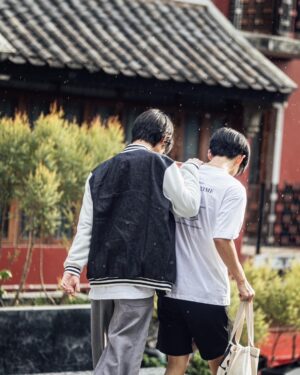 Nawapat Thannamongkolsawat Instagram - จะย้ายไปอยู่บางรัก
ออกจากบ้านเดิมที่อยู่บางพลัด

📸: @fotayen 
📸: @kukkikonly 
Clothes: @freakstore.official