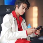 Nawapat Thannamongkolsawat Instagram - ขอบคุณงานtrue 5G Pro hup ที่ทำให้ผมได้ความรู้เกี่ยวกับ e sport มากขึ้น เเละเสื้อผ้าเก๋ๆจาก @sibdae665 Styler: @khunkris.styler #newyearnwp #jurkung #True5GProHub #Sibdae665 #Krunkris.styler #Siamdiscovery #jinloe