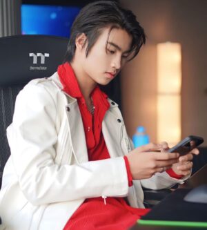 Nawapat Thannamongkolsawat Instagram - ขอบคุณงานtrue 5G Pro hup ที่ทำให้ผมได้ความรู้เกี่ยวกับ e sport มากขึ้น
 

เเละเสื้อผ้าเก๋ๆจาก @sibdae665
Styler: @khunkris.styler
#newyearnwp 
#jurkung
 #True5GProHub 
 #Sibdae665
 #Krunkris.styler 
 #Siamdiscovery
 #jinloe