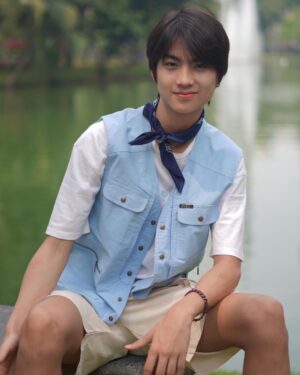 Nawapat Thannamongkolsawat Instagram - เดินป่ากับหวานจุยมันฟินเเบบนี้เอง
เสื้อกั๊กสวยๆจาก @abcdee_vintage 

#newyearnawapat 
#newyearnwp
#newyearjur
#jinloeofficial 
#hitbitelovetheseries
