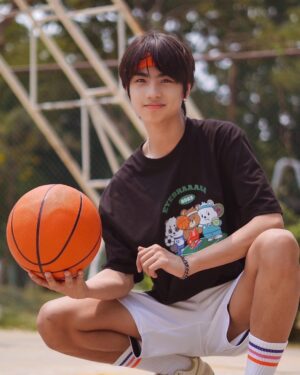 Nawapat Thannamongkolsawat Instagram - ขอบคุณเสื้อสวยๆน่ารักๆจากร้าน @eyebraaaaa guy guy
 
#newyearnawapat 
#newyearnwp 
#jinloeofficial 
#eyebraaaaa