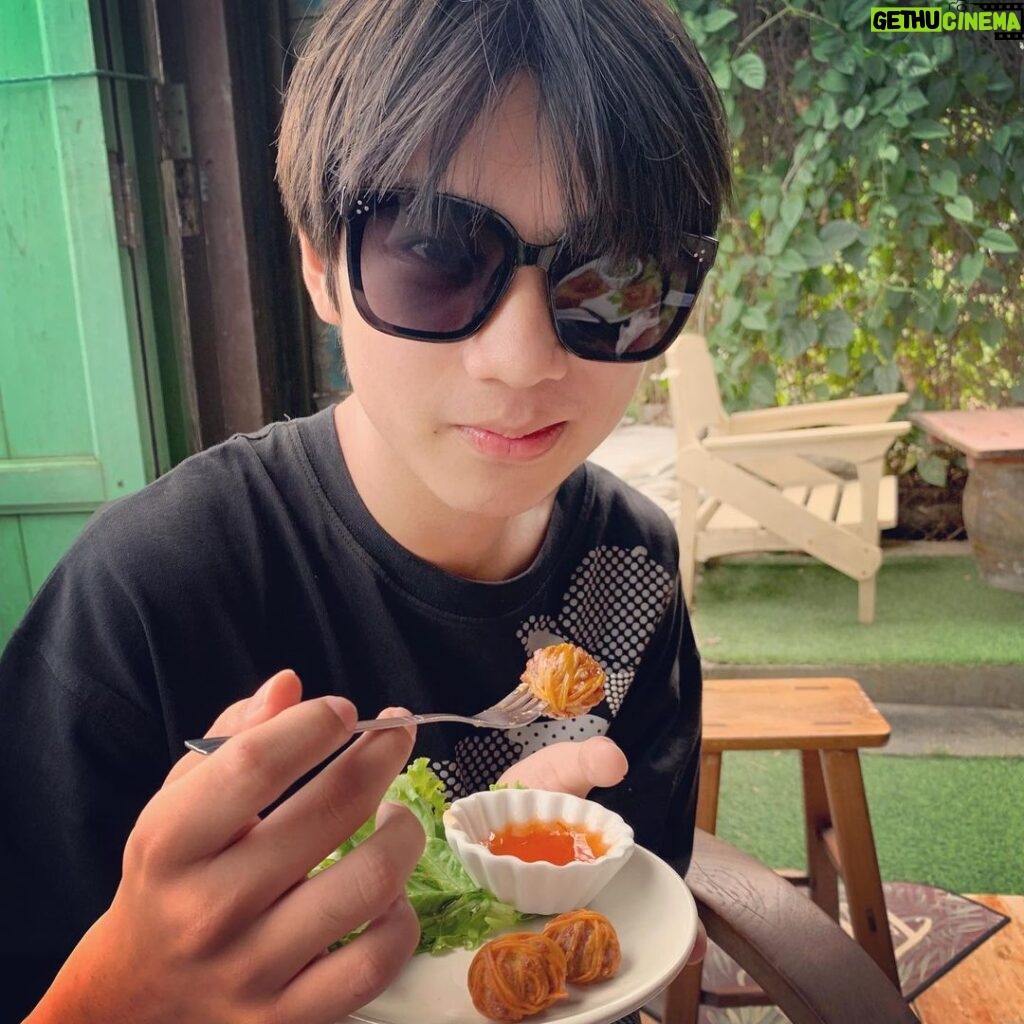 Nawapat Thannamongkolsawat Instagram - Let's taste Thai food on holiday.😋😋