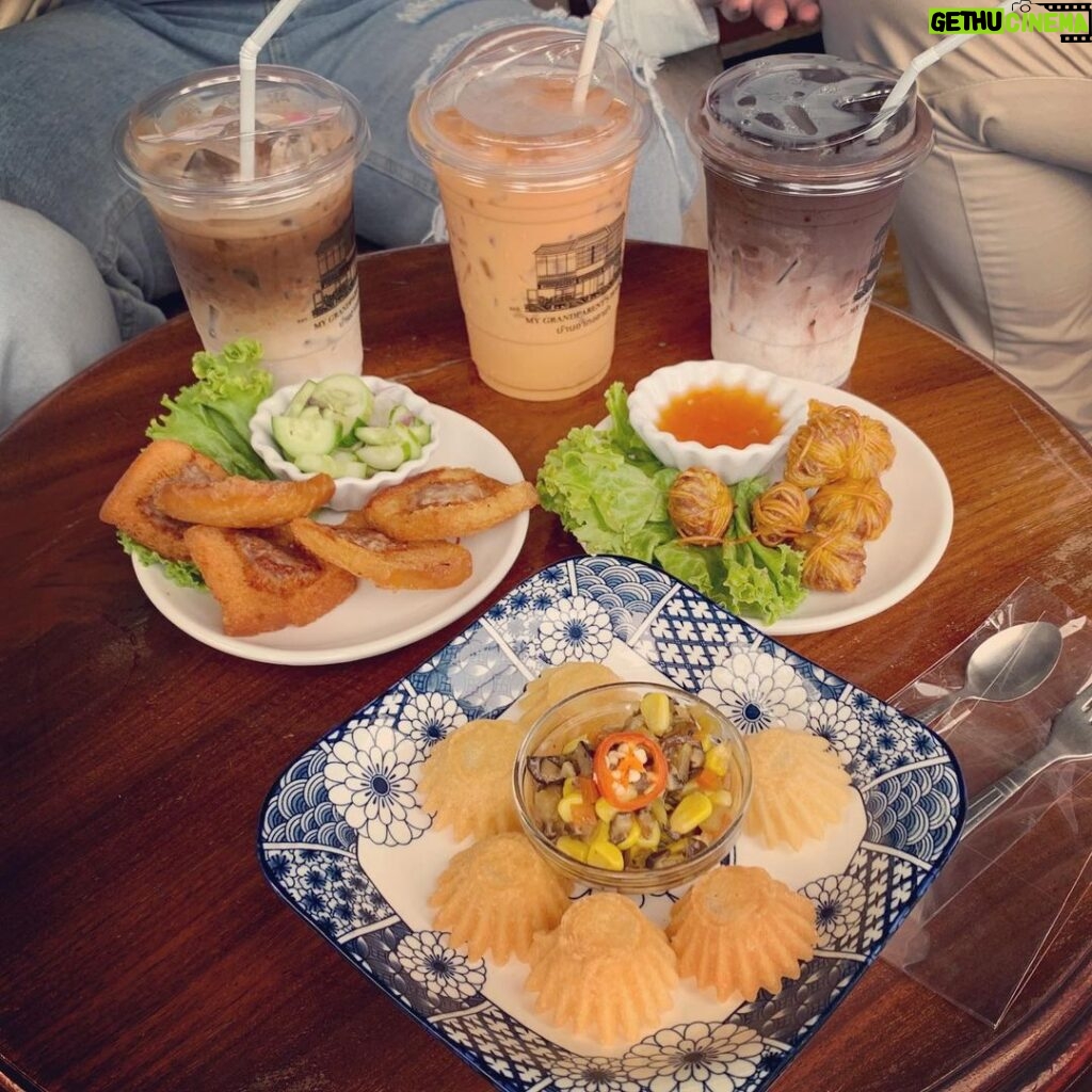 Nawapat Thannamongkolsawat Instagram - Let's taste Thai food on holiday.😋😋