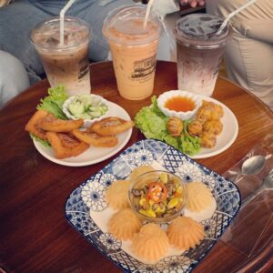 Nawapat Thannamongkolsawat Instagram - Let's taste Thai food on holiday.😋😋