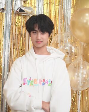 Nawapat Thannamongkolsawat Instagram - เสื้อสวยๆเเบบนี้ๆตัองนี่เลย

Clothes by @eyebraaaaa

#newyearnawapat
#newyearnwp
#รักชอบเจ็บ 
#jinloe
#eyebraaaaa