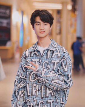 Nawapat Thannamongkolsawat Instagram - ถ่ายรูปกันน📸 

ขอบคุณHollywood thailand ที่เชิญชวนพวกเราไปชมภาพยนตร์รอบสื่อเรื่อง Bezos:The Beginning ครับ

Clothes by @ishirt_official 

Make up @peakmakeup8 
#newyearnawapat 
#newyearnwp 
#ishirt_official 
#jinloe
#รักชอบเจ็บ
#jurkung