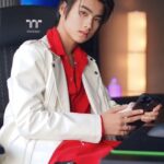 Nawapat Thannamongkolsawat Instagram - ขอบคุณงานtrue 5G Pro hup ที่ทำให้ผมได้ความรู้เกี่ยวกับ e sport มากขึ้น เเละเสื้อผ้าเก๋ๆจาก @sibdae665 Styler: @khunkris.styler #newyearnwp #jurkung #True5GProHub #Sibdae665 #Krunkris.styler #Siamdiscovery #jinloe