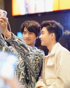 Nawapat Thannamongkolsawat Instagram - ถ่ายรูปกันน📸 

ขอบคุณHollywood thailand ที่เชิญชวนพวกเราไปชมภาพยนตร์รอบสื่อเรื่อง Bezos:The Beginning ครับ

Clothes by @ishirt_official 

Make up @peakmakeup8 
#newyearnawapat 
#newyearnwp 
#ishirt_official 
#jinloe
#รักชอบเจ็บ
#jurkung