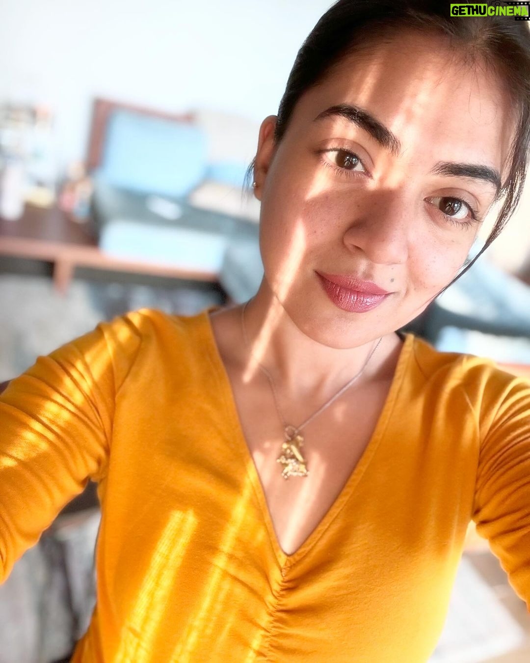 Nazriya Nazim Instagram - Sun,freckles n me ……👀☺️