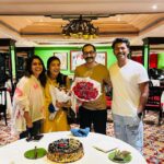 Nazriya Nazim Instagram - a Twin Anniversary celebration❤️ @shanthnu & myself Sharing the same anniversary date along with this beautiful couple #FahadFazil & @nazriyafahadh 🤗 thank you #ALVijay sir for hosting us 💕