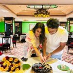 Nazriya Nazim Instagram - a Twin Anniversary celebration❤️ @shanthnu & myself Sharing the same anniversary date along with this beautiful couple #FahadFazil & @nazriyafahadh 🤗 thank you #ALVijay sir for hosting us 💕
