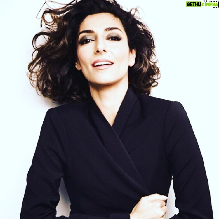 Necar Zadegan Instagram - Why wear black? We already know. Hats off to my community of artists for taking the lead. #timesup #feminist #ivebeenwearingblack4eva!