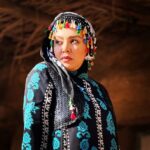 Neda Ghasemi Instagram - . عکس افتخاری به مناسبت برد نون خ۲ در سال ۹۹ برگزیده شدن نون خ ۳ به عنوان بهترین سریال ۱۴۰۰😃 تبریک به همه ی گروه ، آقای آقاخانی و آقای فرجی عزیز 🌺🌺 #نون_خ #ندا_قاسمی #سعید_آقاخانی عکس رو نارین گیان گرفته ❤ 📷:@naarinayoobi