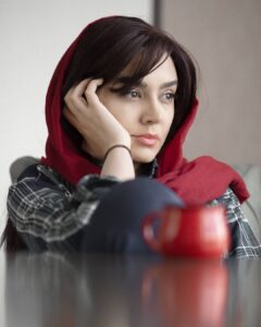 Neda Ghasemi Instagram - . .زندگی در ساده ترین فرم ها به جریانش ادامه میدهد .🌱 .و چقدر همه ی ما احتیاج داریم که حادثه ای مارا از ذهنمان نجات دهد🌱 .متصل شویم به ساده ترین جریانات زندگی🌱 . #ندا_قاسمی #پونه_مقیمی #بازیگر_زن#بازیگری #زندگی#روزهای_قرنطینه#روزهای_خوب_خواهند_آمد #لایف_استایل#استایل #neda_ghasemi #lifestyle #acting 📸: @rasooldante، @zizi.salimi