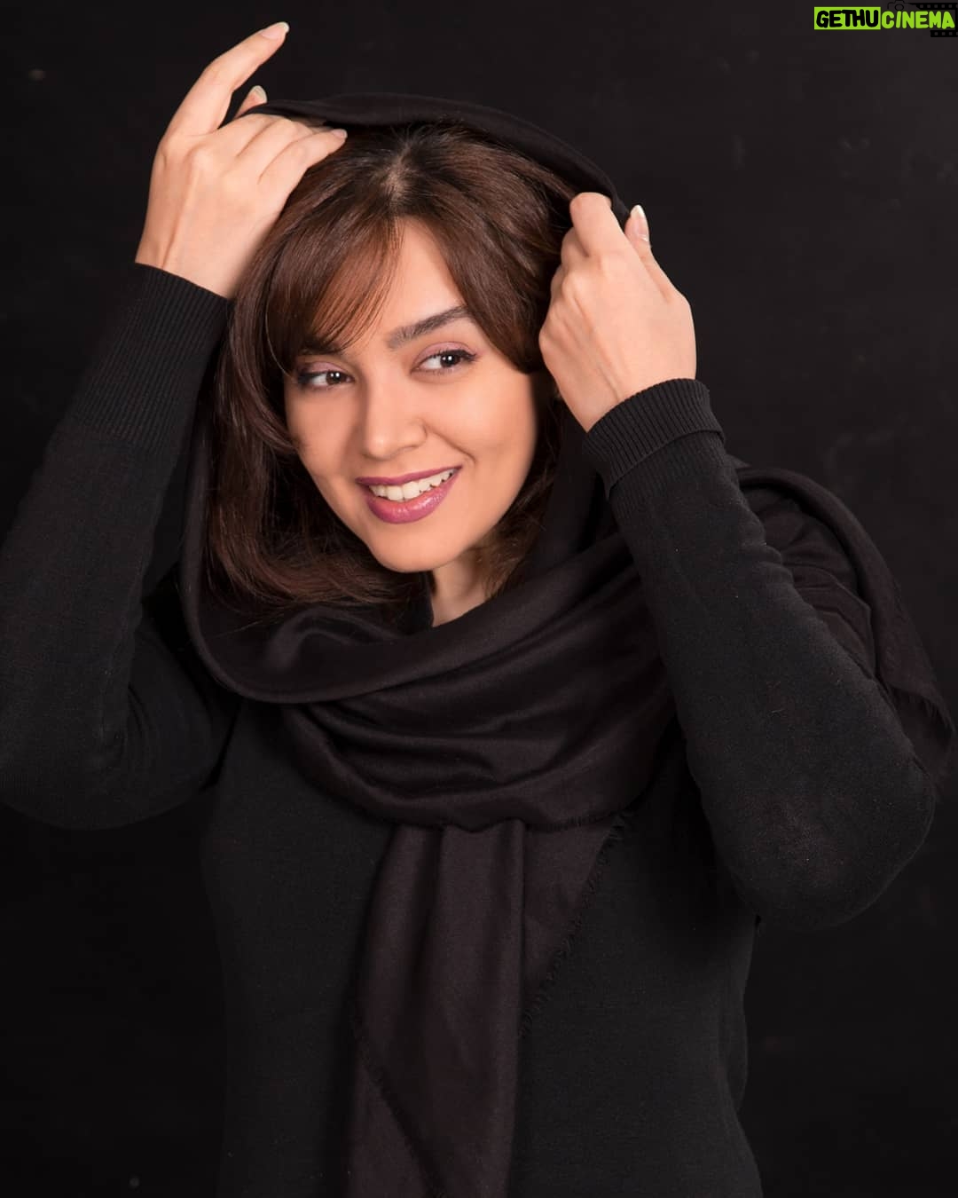 Neda Ghasemi Instagram - #ندا_قاسمی #شیرین_خانزاده #سریال_نون_خ #سریال #سعید_آقاخانی#شبکه_یک #کرونا_را_جدی_بگیریم #در_خانه_بمانیم#درخانه_میمانیم #بازیگر_زن #استایل#مد #تیپ #مشکی #بازیگری#هنرمندان_ایرانی#هنرمند #neda_ghasemi Photo by: @mehranghasemi.photograph