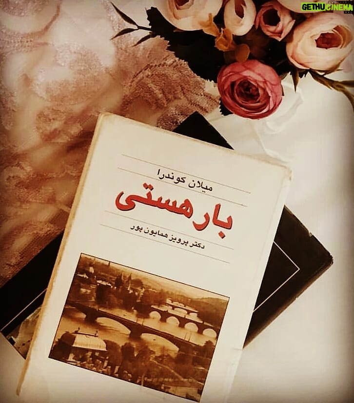 Neda Ghasemi Instagram - . بگذره این روزا الهی.... . حالا که یکم بیشتر میتونم فکر کنم یکم بیشتر وقت دارم دارم کیف میکنم با این کتاب، شما هم کیف کنید #میلان_کندرا #سبکی_تحمل_ناپذیر_هستی #ندا_قاسمی #neda_ghasemi #معرفی_کتاب_ندا پ.ن: رمان بار هستی تفکر و کاوش درباره ی زندگی انسان و تنهایی او در این جهان است، جهانی که در واقع دامی بیش نیست و بشر -مغرور و سرگردان- در ریسمان های به هم تنیده ی آن تلاش میکند