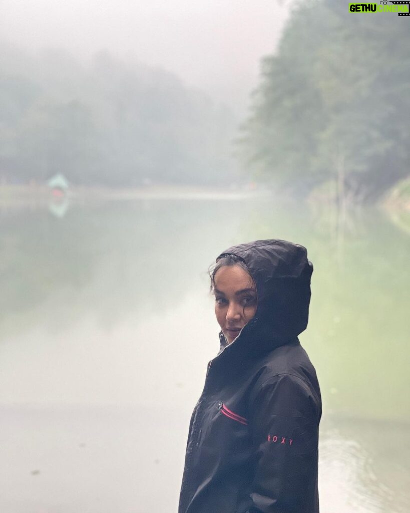 Neda Ghasemi Instagram - مه آلود 🫧 -جواب خیلی از سوالا رو‌نمیدونم .. +اشکال نداره Choret Lake دریاچه چورت