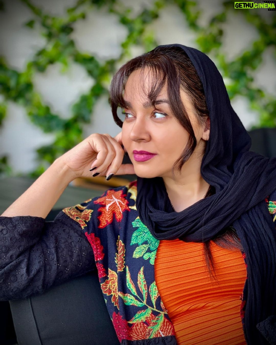 Neda Ghasemi Instagram - وقتی خودمو باوردارم دنیا رنگی و قشنگ و آسونه.. وقتایی که گیج و گُمم و خودمو گم میکنم تموم درها بسته میشن و دیگه هیچی آسون نیست.. همه چیز به من بستگی داره.. فقط باید حواسم باشه #ندا_قاسمی پ.ن: عکس رو یه دوستی که خیلی عزیزه گرفته💫