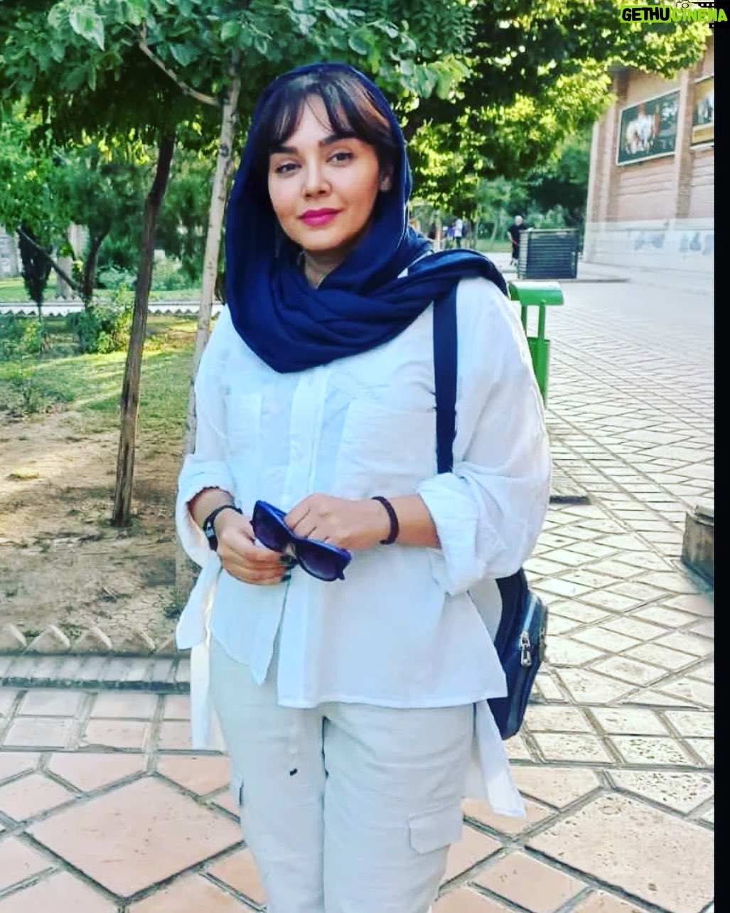 Neda Ghasemi Instagram - . ما همه نجات یافتگانی فراموش کار هستیم. یادمان میرود از چه مشکل ها و سختی هایی رد شده ایم. از چه آدم های اشتباهی، از چه تحقیر هایی، از چه اشکهایی، و از چه سو تفاهم هایی رد شده ایم.. آدمی در درون شماست که شمارا از آشفتگی رد میکند با تمام ترس هایی که به او وارد کرده اید با تمام سرزنش ها، با تمام غر زدن ها و ناراضی بودنتان ، اما او شما را رد کرده است.. از کتاب تکه هایی از یک کل منسجم خدا رو شکر🌱❣️ #ندا_قاسمی خانه هنرمندان ایران