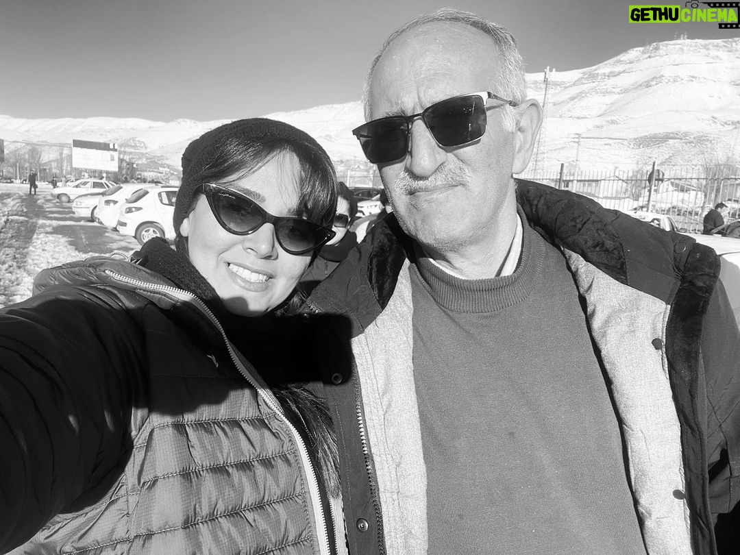 Neda Ghasemi Instagram - . 🌱 تا حالا مرگ و فقدان یه عزیز رو انقدر از نزدیک لمس نکرده بودم… این که تا چند ساعت قبلش کسی رو دیده باشم حرف زده باشیم، اینکه نفس میکشید، نگاه میکرد، اخرین قاشق غذاشو خورد که اتفاقا غذایی بود که من براش پختم، و دوست داشت .. و حالا دیگه حضور نداره، .. چطوری میشه…!! اگه قرار باشه ادما تو زندگیشون یه سری نقاط عطف داشته باشن فکر میکنم مرگ عمو مهرداد و مرگ یک دوست عزیز دیگه ام همزمان با عمو برای من یک نقطه اس ، نقطه ای که هیچ تعریف روشنی براش ندارم ، مبهمه همه چی برام، هنوز گیجم، ولی میدونم نگاهم به همه چیز دیگه نگاه سابق نیست .. این تکاپوی بیهوده .. هنوز بعد از این روزها نمیتونم باور کنم نبودنت رو عمو ی مهربانم تو سرتاسر مهر بودی عمو مهرداد 🖤