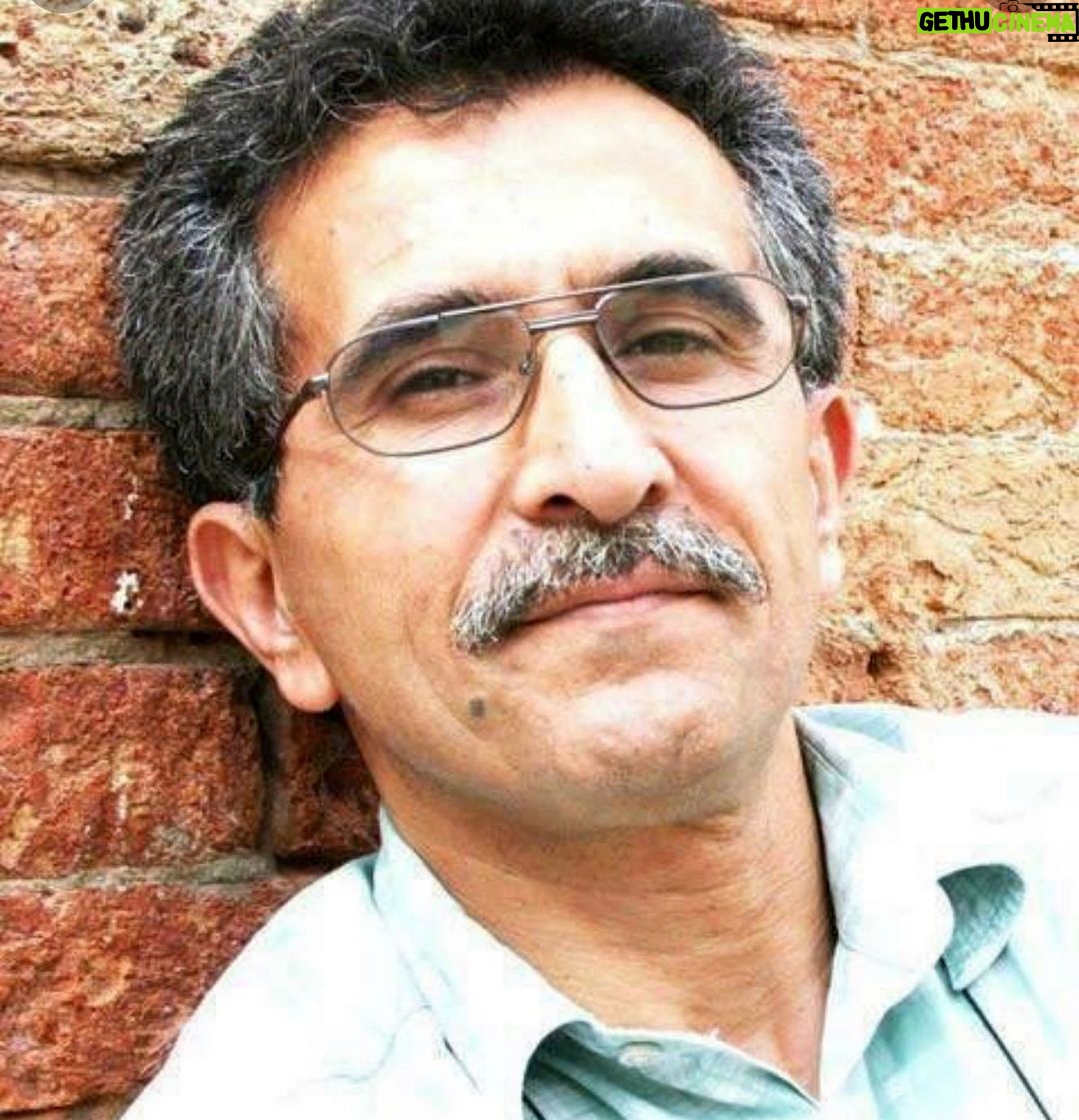 Neda Ghasemi Instagram - . دنیا پر از آدمهاییست که همدیگر را گم کرده اند عباس معروفی… اولین مواجهه ام باهاش کتاب سمفونی مردگان بود و بعد از اون مدام دنبال کتاباش میگشتم و با شنیدن اسمش ذوق میکردم و دوس داشتم راجع بهش حرف بزنم و از تجربه خوندن کتاباش بگم.. اما این مال قدیم ترا بود این اواخر کمتر.. خیلی وقته دور شدم از اون حال و هوا و امروز باشنیدن این خبر .. کلی دلتنگ شدم، دلتنگ خودم ، دلتنگ عباس معروفی ، دلتنگ ندایی که گم کردم #عباس_معروفی