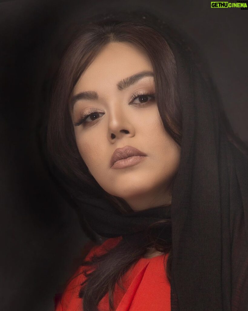 Neda Ghasemi Instagram - 😉 Makeup artist: @nastaran_tabei Photographer: @mehranghasemi.photograph