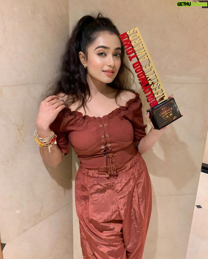 Neeharika Roy Instagram - Bollywood Town Lifestyle Awards 2024❤ Thank you for the “Most Versatile Actress” @eventzfactory @kunalthakkarofficial @bollywoodtownlifestyleaward #neeharikaroy