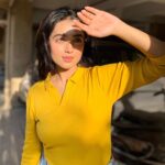 Neeharika Roy Instagram - Saying Hello with Yellow 🙋🏻‍♀️ #neeharikaroy #sunkissed #yellow #mood