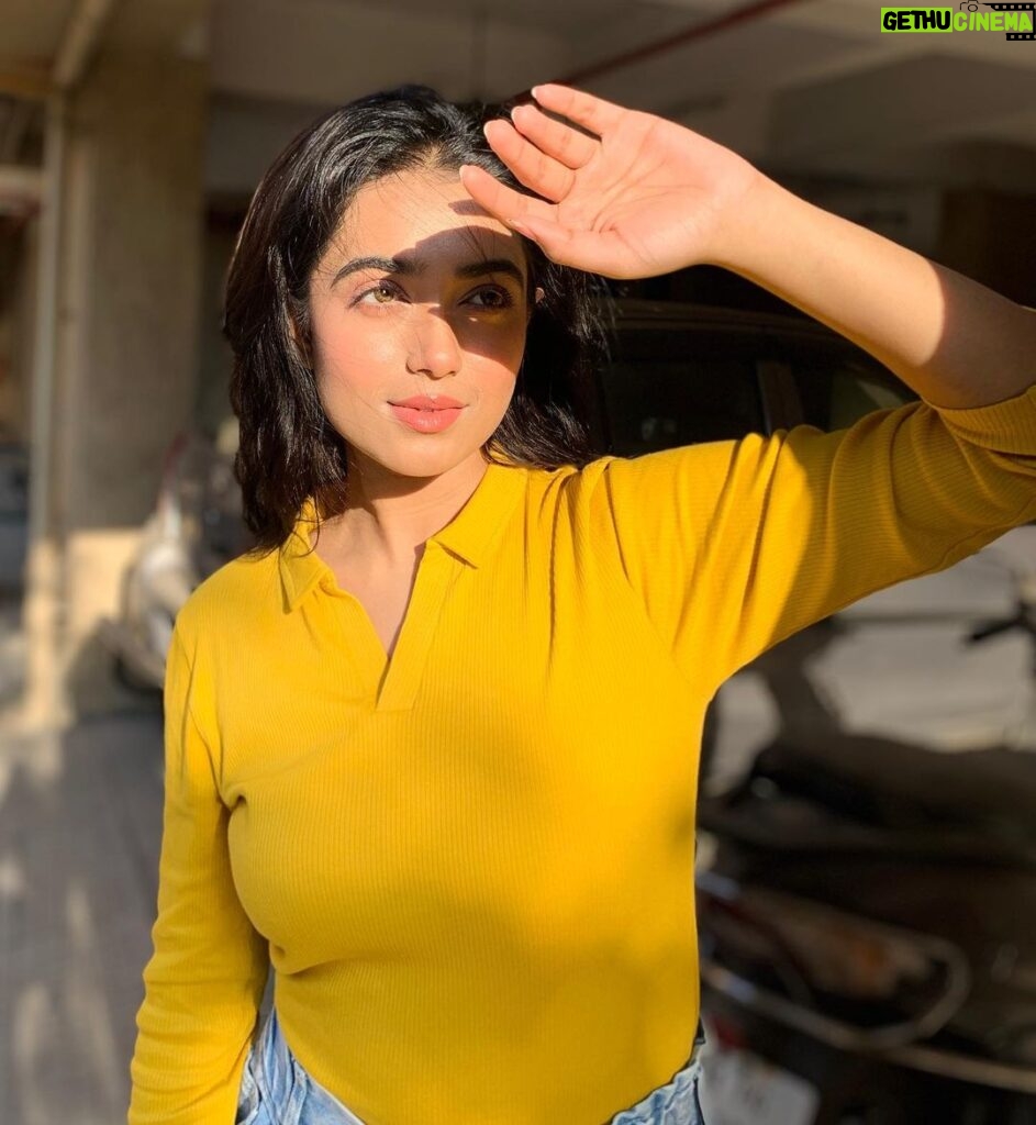 Neeharika Roy Instagram - Saying Hello with Yellow 🙋🏻‍♀️ #neeharikaroy #sunkissed #yellow #mood